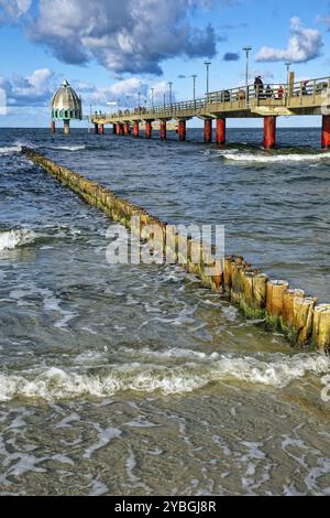 Gondola per immersioni al molo di Zingst, atmosfera nuvolosa e onde alte, Zingst, penisola di Fischland-Darss-Zingst, Meclemburgo-Pomerania occidentale, Germania, Europ Foto Stock