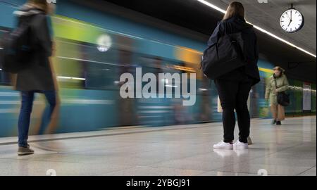 Ingresso sotterraneo S-Bahn, treno, Generation 2024, viaggiatori, binario, fermata, stazione centrale, trasporti pubblici, effetto movimento, Stoccarda, Baden Foto Stock