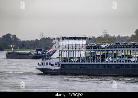 Il trasportatore di auto Freighter Forenso, sul Reno vicino a Rees, porta le e-car Ford Explorer dallo stabilimento Ford di Colonia ai porti marittimi del Netherlan Foto Stock