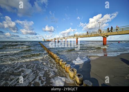 Gondola per immersioni al molo di Zingst, atmosfera nuvolosa, Zingst, penisola di Fischland-Darss-Zingst, Meclemburgo-Pomerania occidentale, Germania, Europa Foto Stock