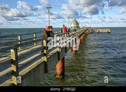 Gondola per immersioni al molo di Zingst, atmosfera nuvolosa, Zingst, penisola di Fischland-Darss-Zingst, Meclemburgo-Pomerania occidentale, Germania, Europa Foto Stock