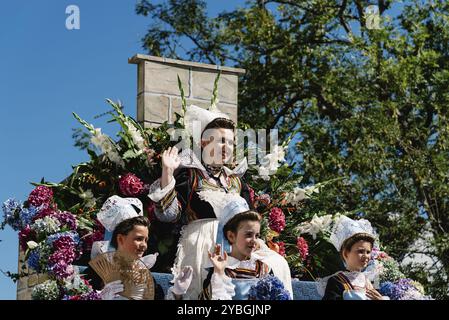 Pont-Aven, Francia, 5 agosto 2018: Festival dei fiori di Gorse, una sfilata tradizionale con circoli celtici e bagadou, spettacoli di danza e musica da Foto Stock