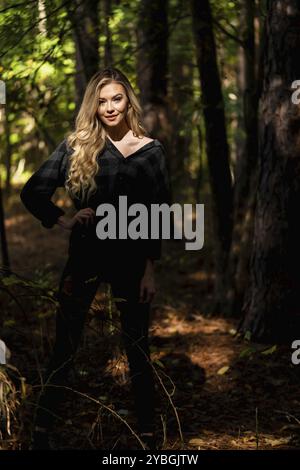 Un bellissimo modello biondo gode del tempo autunnale all'aperto Foto Stock