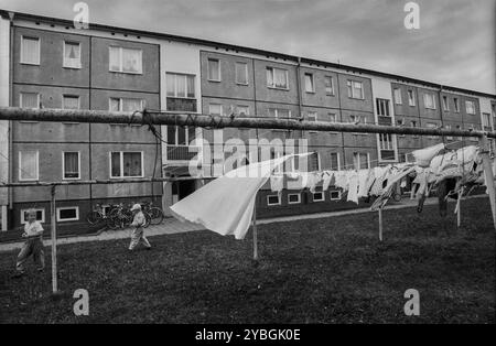 Germania, Semlow, 16.9,1991, bambini in una nuova proprietà residenziale nel villaggio di Semlow, lavanderia, Europa Foto Stock