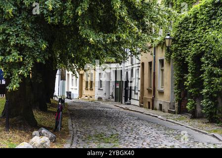 Wismar, Germania, 2 agosto 2019: Vista sulla strada del centro storico di Wismar in Germania, Europa Foto Stock