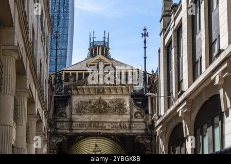 Londra, Regno Unito, 14 maggio 2019: Vista dall'angolo basso dell'ingresso al mercato di Leadenhall. Originariamente un mercato della carne, del pollame e della selvaggina, ora è sede di un certo numero Foto Stock