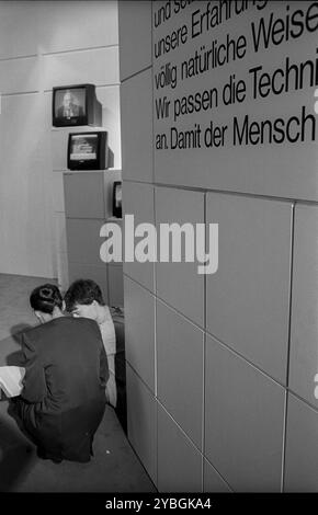 Germania, Berlino, 01.09.1991, IFA International Consumer Electronics Fair, nelle sale espositive della torre radio, Europa Foto Stock