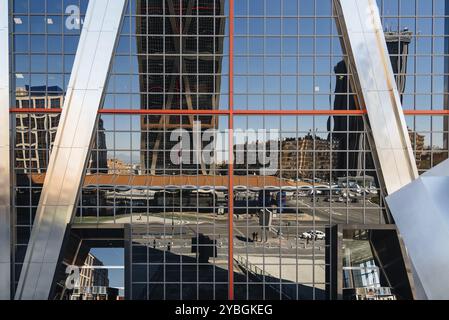 Madrid, Spagna, 20 marzo 2017: Vista ad angolo basso delle torri e dei riflessi della porta d'Europa. Si tratta di due edifici di uffici progettati dall'architetto Phili Foto Stock