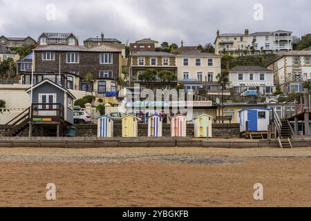 Ventnor, Isola di Wight, Inghilterra, Regno Unito, 18 aprile, 2023: il lungomare e le capanne sulla spiaggia Foto Stock