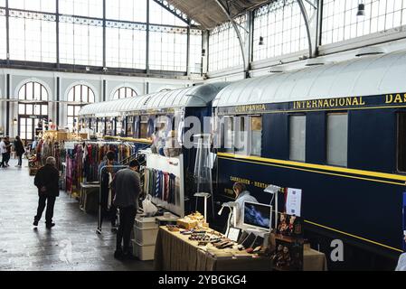 Madrid, Spagna, 9 giugno 2018: Mercato dei motori, Mercado de Motores, al Museo ferroviario di Madrid. Prende il controllo del vecchio museo dei treni di Delicias per una pulci Foto Stock