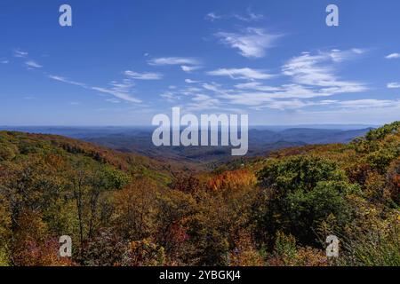 Vista aerea delle splendide formazioni rocciose lungo le montagne della Carolina del Nord mentre le foglie iniziano a cambiare durante la prima parte dell'autunno Foto Stock