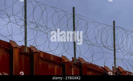 Il muro di confine delle sorgenti termali di Jacumba in California fortifica il confine tra Stati Uniti e Messico, affrontando i problemi di sicurezza e gestendo l'immigrazione nella regione Foto Stock