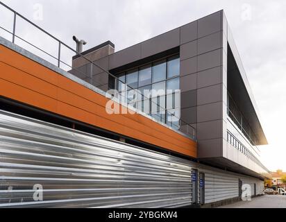 Architettura moderna edificio con facciata ventilata. Vista esterna Foto Stock