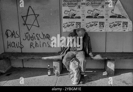 Germania, Berlino, 18 ottobre 1991, un senzatetto in un rifugio di autobus a Marzahn, la casa ebraica Rhinstrasse, Europa Foto Stock