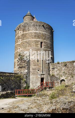 Fougeres, Francia, 25 luglio 2018: Il castello medievale nella città di Fougeres un giorno di sole d'estate. Ille-et-Vilaine, Bretagna, Europa Foto Stock