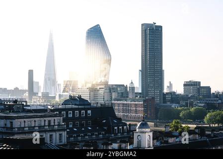 Paesaggio urbano della città di Londra. Elevato angolo di visualizzare un giorno soleggiato al mattino con sun flare Foto Stock