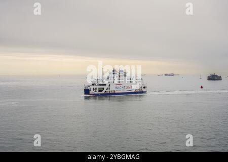Portsmouth, Hampshire, Inghilterra, Regno Unito, 16 aprile, 2023: un traghetto in viaggio dall'Isola di Wight a Portsmouth Foto Stock