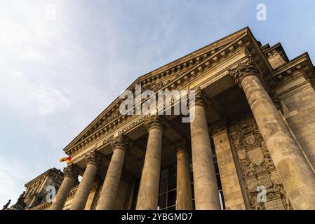Berlino, Germania, 28 luglio 2019: Vista ravvicinata dall'angolo basso del famoso edificio del Reichstag, sede del Parlamento tedesco, Deutscher Bundestag, al tramonto, E. Foto Stock