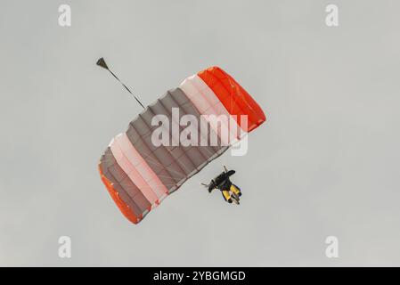 Parachutist fluttuante per una forma quadrata con paracadute Foto Stock