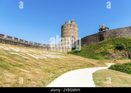 Fougeres, Francia, 25 luglio 2018: Il castello medievale nella città di Fougeres un giorno di sole d'estate. Ille-et-Vilaine, Bretagna, Europa Foto Stock