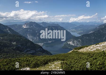 Vista panoramica delle montagne delle alpi con un bellissimo lago durante una giornata di sole. Montagne Hoher Dachstein Foto Stock