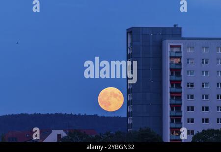 Luna piena su edifici prefabbricati a 17 piani a Dresda Johannstadt, Luna piena su Dresda, Dresda, Sassonia, Germania, Europa Foto Stock