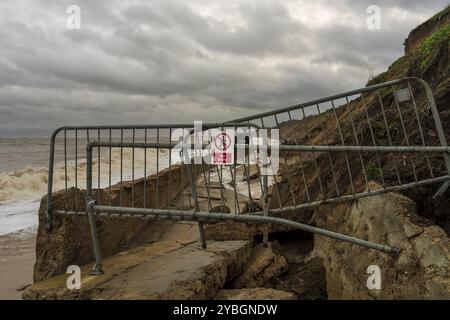 Il lungomare chiuso a Pakefield Beach, Lowestoft, Suffolk, Inghilterra, Regno Unito Foto Stock