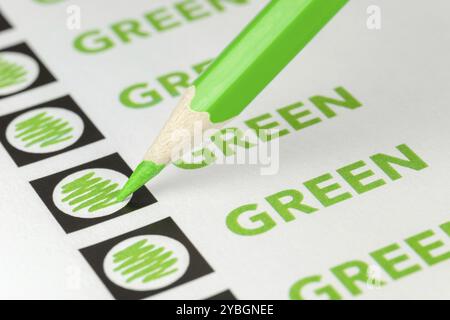 Foto concettuale di una matita di legno verde con forma di voto con caselle di colore verde e testo verde Foto Stock