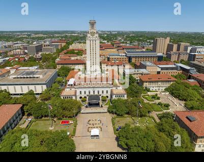 Il Main Building (conosciuto colloquialmente come The Tower) è una struttura al centro del campus della University of Texas, nel centro di Austin, Texas Foto Stock