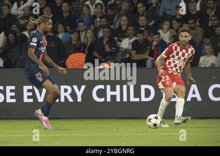 Partita di calcio, Ivan MARTIN Girona FC a destra attraversa il pallone verso l'area di rigore, Bradley BARCOLA Paris St Germain può solo guardare, Parc des Princ Foto Stock