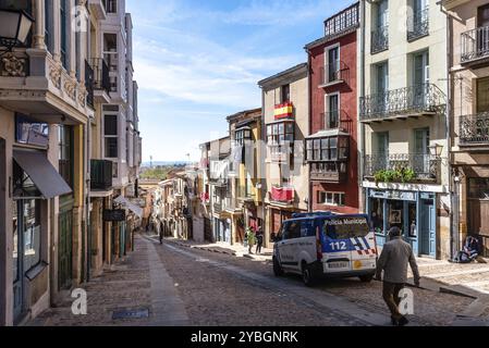 Zamora, Spagna, 7 aprile 2023: Balborraz Street nel centro storico della città. Castiglia e Leon. Auto della polizia parcheggiata in strada durante la settimana Santa, E. Foto Stock