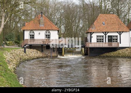 Lo storico mulino ad acqua recentemente restaurato chiamato Olliemoelle o Den Helder nel torrente del fiume Boven-Slinge a Winterswijk in Amleto Th Foto Stock