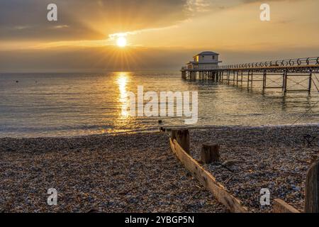 Totland, Isola di Wight, Inghilterra, Regno Unito, 17 aprile, 2023: tramonto sul molo di Totland Foto Stock