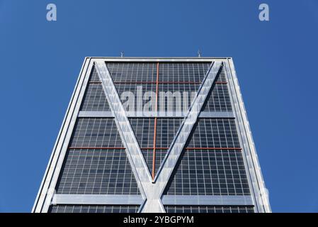 Madrid, Spagna, 20 marzo 2017: Vista ad angolo basso della porta d'Europa si erge contro il cielo blu. Si tratta di due edifici per uffici progettati dall'architetto Phil Foto Stock