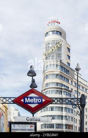 Madrid, Spagna, 1 novembre 2019: Cartello della metropolitana nella stazione della metropolitana di Callao, sullo sfondo di Gran via avenue, Europa Foto Stock