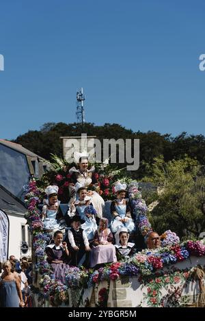 Pont-Aven, Francia, 5 agosto 2018: Festival dei fiori di Gorse, una sfilata tradizionale con circoli celtici e bagadou, spettacoli di danza e musica da Foto Stock