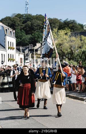 Pont-Aven, Francia, 5 agosto 2018: Festival dei fiori di Gorse, una sfilata tradizionale con circoli celtici e bagadou, spettacoli di danza e musica da Foto Stock