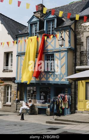 Josselin, Francia, 26 luglio 2018: Veduta della città medievale situata nel dipartimento Morbihan della Bretagna, Europa Foto Stock