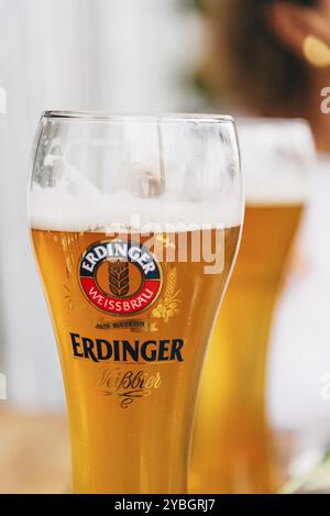 Amburgo, Germania, 7 agosto 2019: Bicchiere di birra Erdinger illuminante sulla terrazza di un ristorante. Sfondo bokeh, Europa Foto Stock