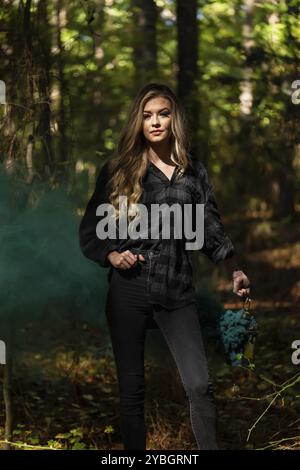 Un bellissimo modello biondo gode del tempo autunnale all'aperto Foto Stock