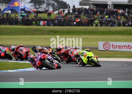 MELBOURNE, AUSTRALIA. 19 ottobre 2024. Nella foto: Jorge Martín (a sinistra), il 89° della Spagna, in sella a prima Pramac Racing, guida il MotoGP Tissot Sprint al Qatar Airways Australian Motorcycle Grand Prix 2024 tenutosi sul circuito di Phillip Island. Crediti: Karl Phillipson/Alamy Live News Foto Stock