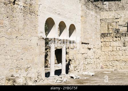 Vista di archi a ferro di cavallo in rovine della fortezza arabo musulmano palazzo medievale e la città di Medina Azahara nella periferia di Cordoba Foto Stock