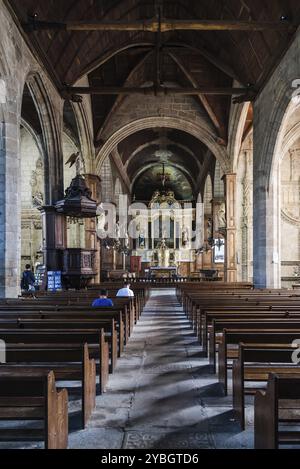 Fougeres, Francia, 25 luglio 2018: Vista interna della chiesa di Saint-Sulpice vicino al castello medievale. Ille-et-Vilaine, Bretagna, Europa Foto Stock