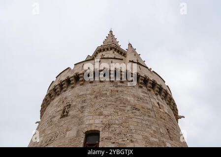 La Rochelle, Francia, 7 agosto 2018: Vista ad angolo basso della Torre delle Lanterne contro il cielo, Europa Foto Stock