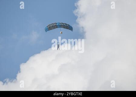 I paracadutisti in un doppio salto ad un paracadute Foto Stock