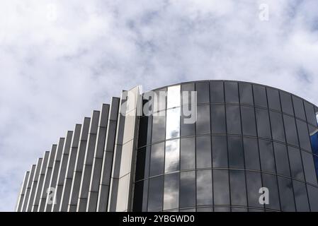 Londra, Regno Unito, 25 agosto 2023: Vista ad angolo basso dei moderni edifici per uffici nella City di Londra e riflessi sulla facciata di facciate. Vista contro il blu Foto Stock