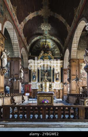 Fougeres, Francia, 25 luglio 2018: Vista interna della chiesa di Saint-Sulpice vicino al castello medievale. Ille-et-Vilaine, Bretagna, Europa Foto Stock