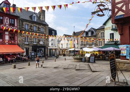 Josselin, Francia, 26 luglio 2018: Veduta della città medievale situata nel dipartimento Morbihan della Bretagna, Europa Foto Stock