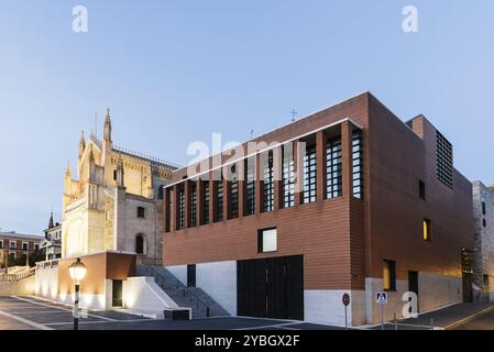 Madrid, Spagna, 14 aprile 2019: Vista della chiesa di San Geronimo e del Museo del Prado a Madrid al tramonto, Europa Foto Stock