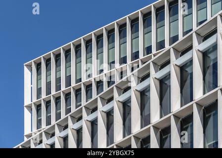 Londra, Regno Unito, 14 maggio 2019: Vista ad angolo basso della facciata del moderno edificio per uffici nella City di Londra contro il cielo blu Foto Stock